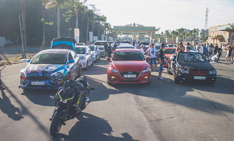 Đón năm mới, hàng loạt siêu xe, xe độ quần tụ tại trường đua Đại Nam